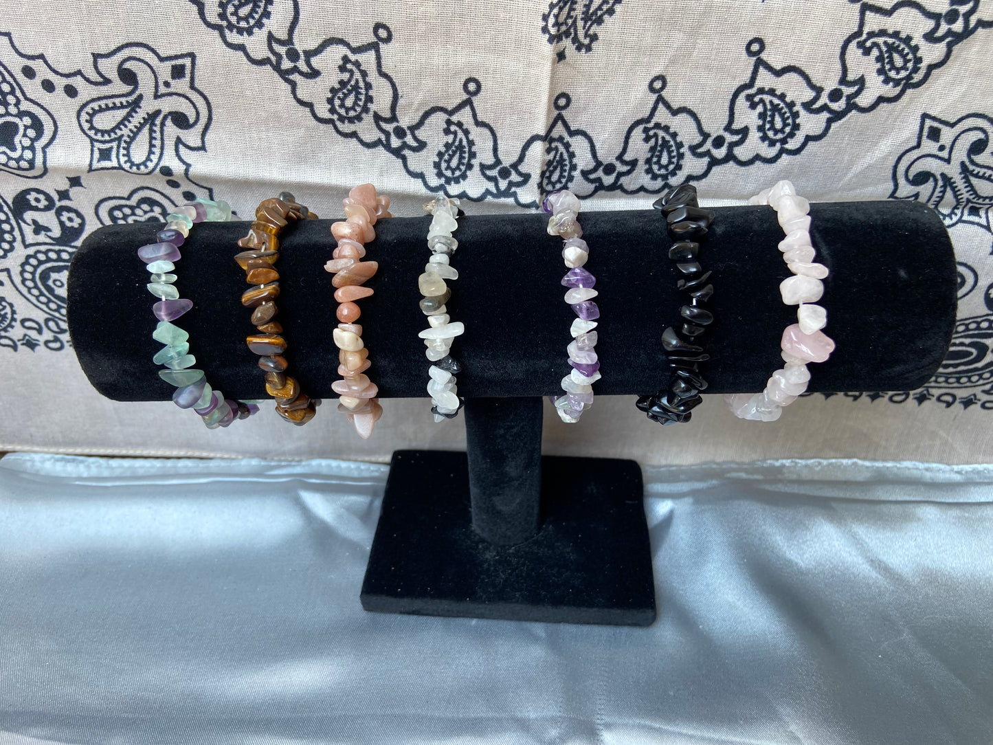 Chip stone bead stretch bracelet