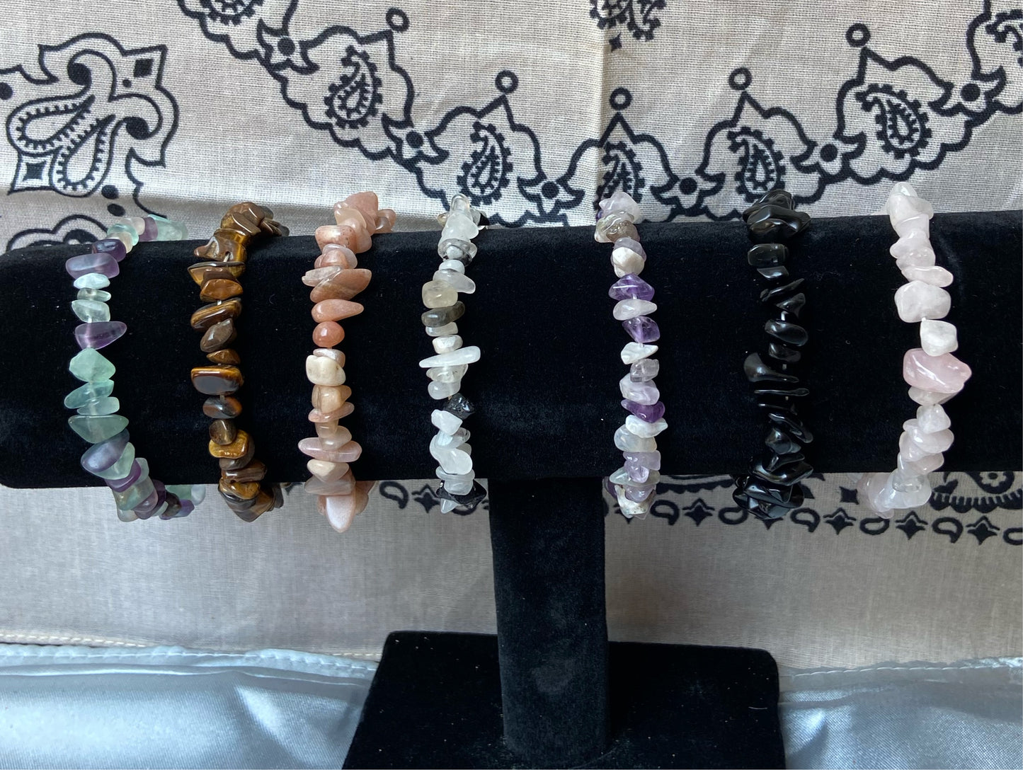 Chip stone bead stretch bracelet